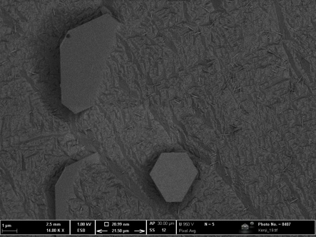 vzorek jako při předchozím experimentu byl plazmově očištěn v komoře mikroskopu a byla nalezena vhodná oblast obsahující více druhů precipitátů včetně hexagonální β fáze.