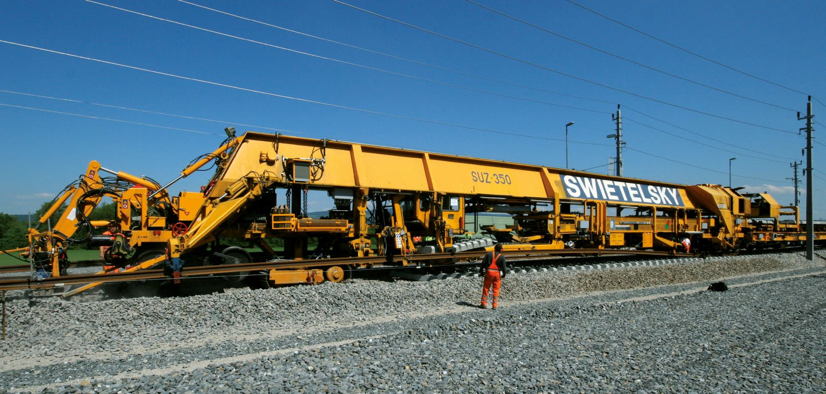 SUZ 350 Oblast nasazení: Trhání kolejového roštu / pokládka kolejového roštu Výrobce: Plasser & Theurer Ges.m.b.H. Typ: SUZ 350 Rok výroby: 1975 109,14 m Vlastní hmotnost: 255 t Max.