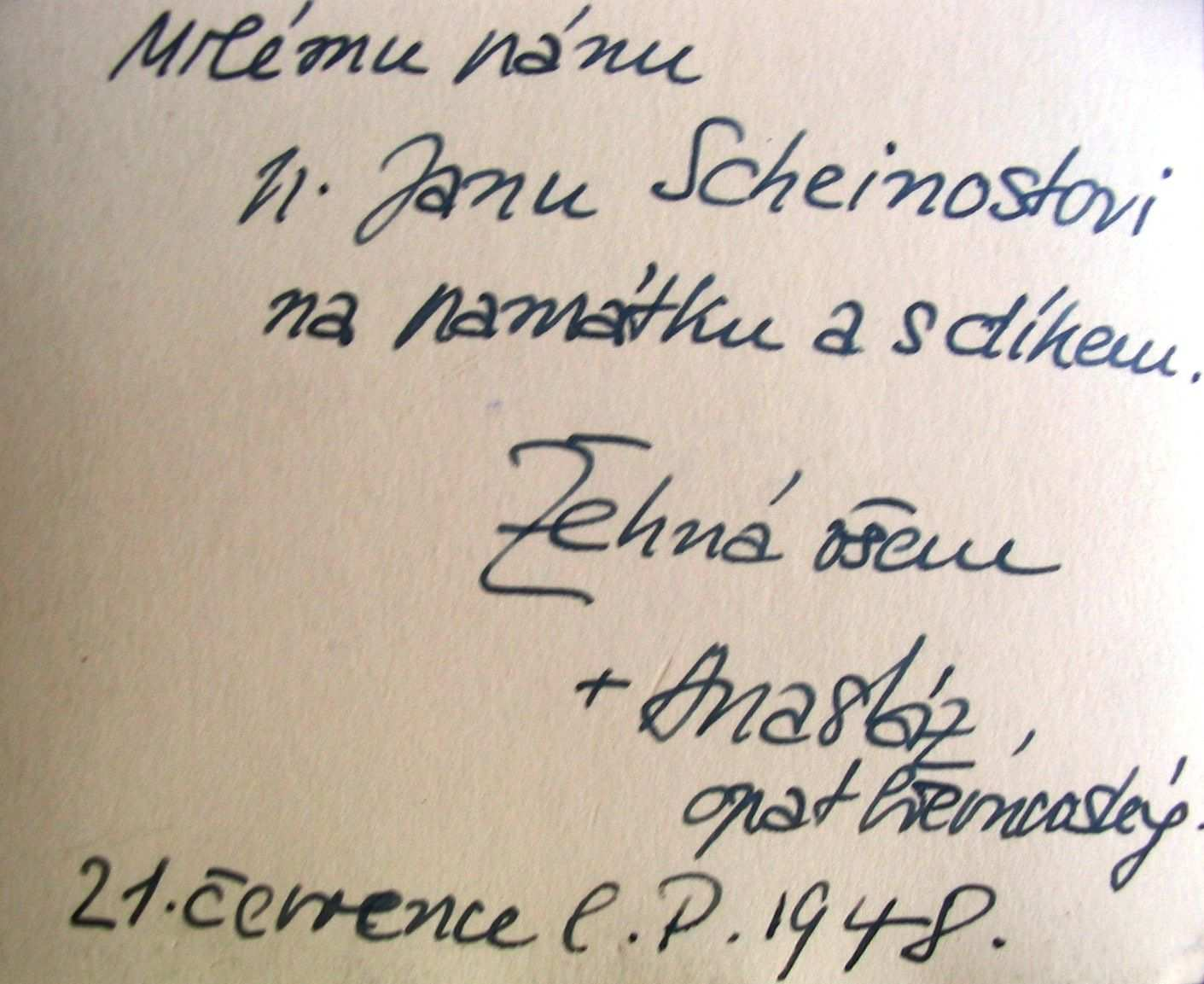 Obr. 14: J. Scheinost (v dolní řadě druhý zprava) na společné fotografii v zahradě břevnovského kláštera, kterému podle svědectví pomohl za války před zničením Němci. Obr.
