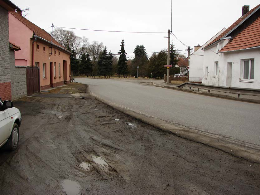 OBRÁZEK 9 - ULICE POD HRADBAMI - ZÚŽENÉ MÍSTO MEZI BUDOVAMI (POHLED PROTI SMĚRU STANIČENÍ)