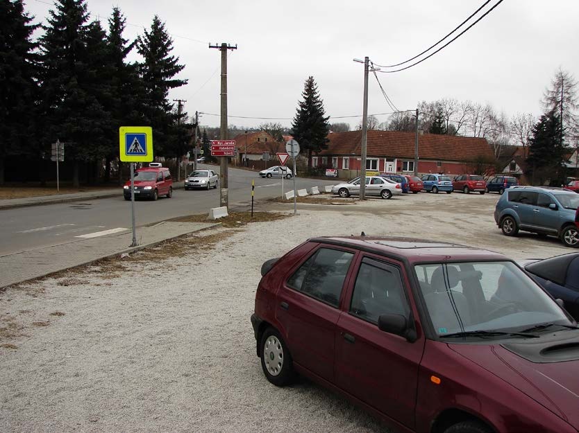 OBRÁZEK 13 - POHLED NA STÁVAJÍCÍ PŘIPOJENÍ ULICE HYBEŠOVA