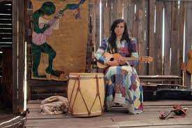 Violeta Parra (1917 1967) Durante los años 60 Chile vivía una oleada de nuevo interés por la música folclorica chilena, la música de la gente inculta del campo chileno.