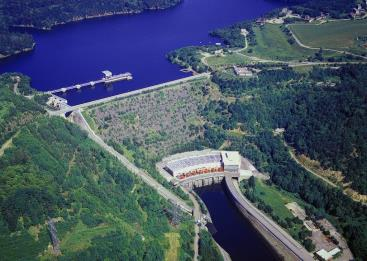 Vodní elektrárny Dle instalovaného výkonu: MVE do 10MW domácí, mikroelektrárny, minielektrárny, průmyslové SVE 10-200MW VVE nad 200MW 23 Vodní elektrárny Přehradní vodní elektrárny Vltavská kaskáda -