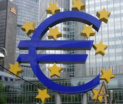 Používání kurzu versus přijetí eura Oslabení koruny s přijetím nesouvisí ------------------------------------------------------------- Vstupem do EU se ČR zavázala přijmout euro konkrétní datum