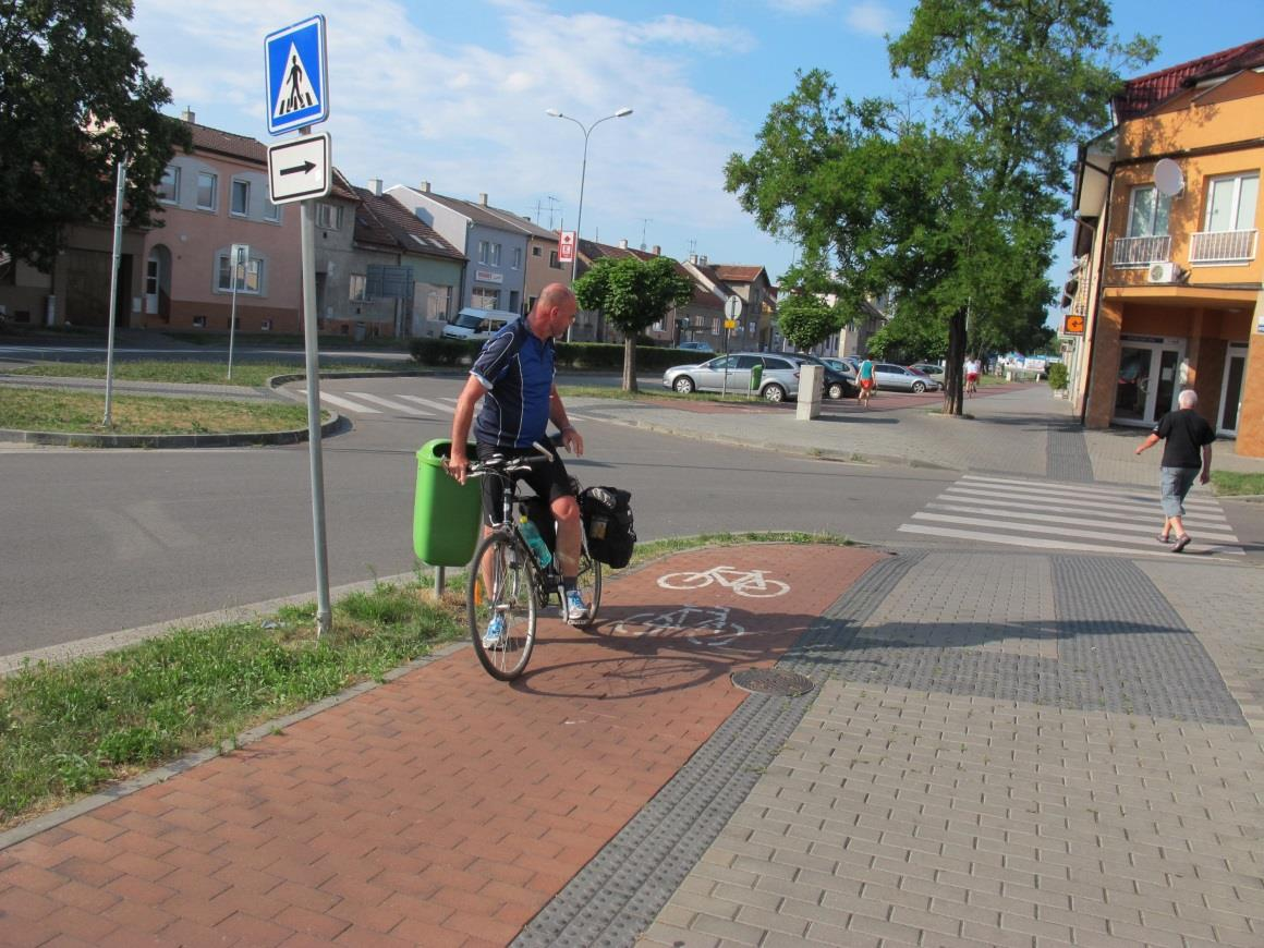 Příklady z praxe: Hodonín důsledek stávající legislativní úpravy. Na křížení je umístěna značka Cyklisto sesedni z kola.