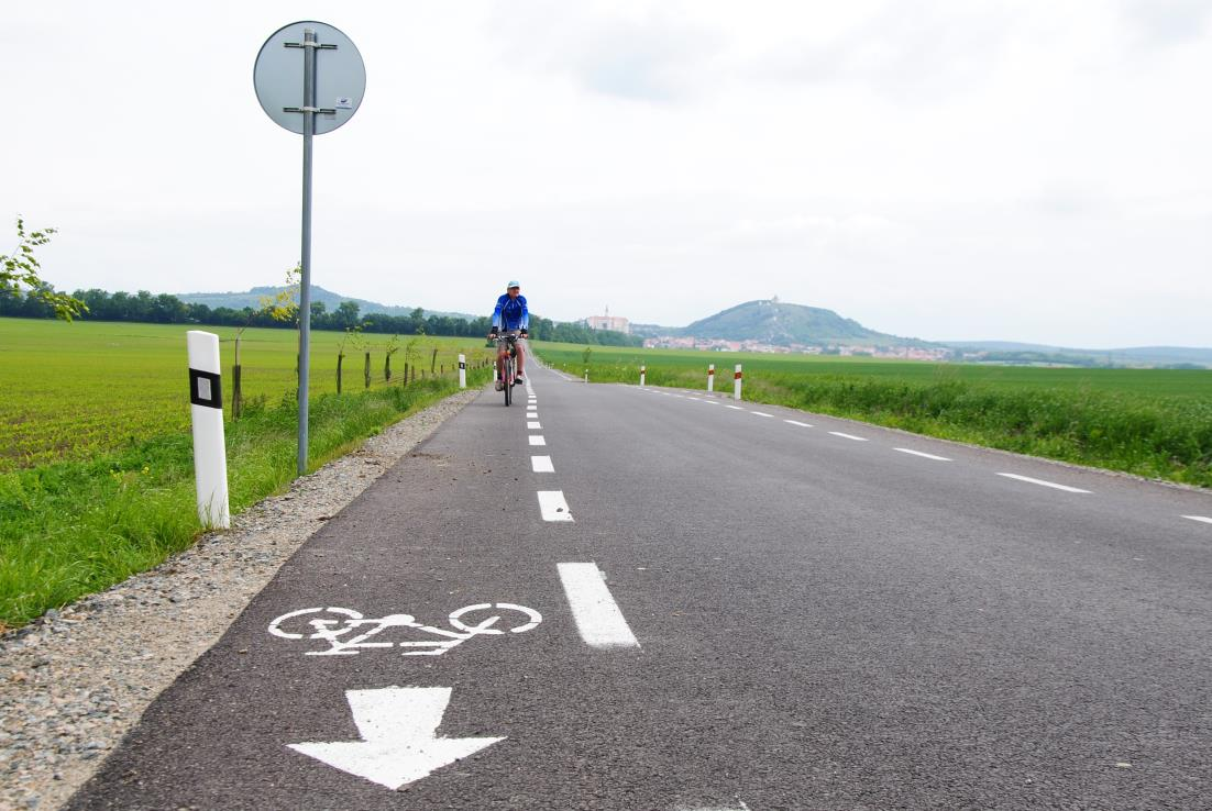 2. JÍZDNÍ PRUH PRO CYKLISTY Novela zákona sice definuje nově jízdní pruh pro cyklisty, avšak bez doplnění přednosti při jízdě těmito pruhy (stejně jako je tomu již nyní obecně u vyhrazených jízdních