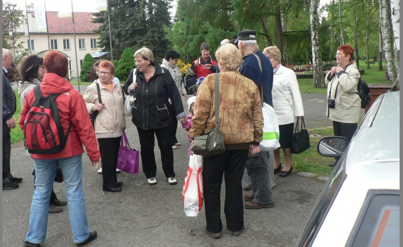 Ne nur kuraca akvo logis al Bludov Sabate la 17-an de majo 2014 esperantistoj el pluraj lokoj de la respubliko venis al Bludov. Malbona vetero ne fortimigis ilin. Alveturis 31 personoj. stratoj.