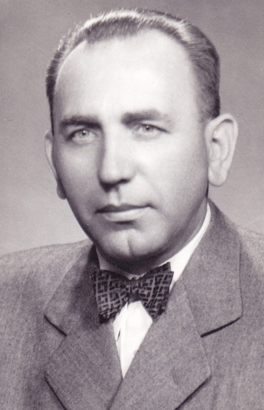 Eduard Kühnl 130 Eduard Kühnl (1884-1966) apartenas al pioniroj de nia movado kiel fondinto de Bohema Unio Esperantista (1908) kaj de ĝia organo Časopis českých esperantistů Bohema Revuo