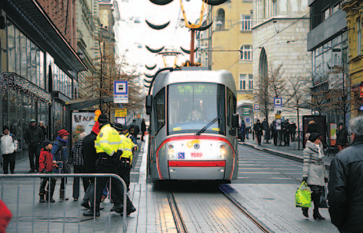 Slvnostní køest trmvje nesoucí jméno Josef Trávníèk Ve čtvrtek 22. 12. 2016 se n náměstí Svobody konl slvnostní křest nových brněnských trmvjí.