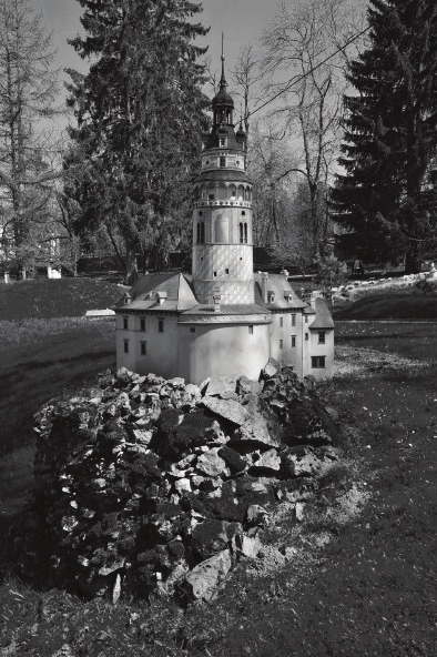 ÚVODNÍ SLOVO Česká republika je stále více vyhledávaným cílem zahraničních turistů. Ročně jich přijíždí obdivovat krásy naší země přes 27 miliónů. A není divu.