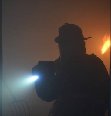 Svítilna Umožňuje hasičům použít kameru k osvětlení blízkého okolí Podobné mobilnímu telefonu Svítilny na přilbě nemusí