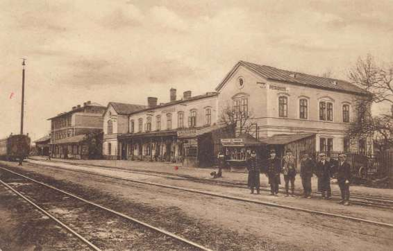 - 20 - dobový pohled na nádraží v Petrovicích, asi ještě z období Rakouska nebo z první republiky. Ti pánové mezi kolejemi již určitě dnes nežijí!