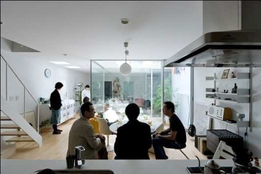 Kompaktní skupina malých městských domů postavena v klidném prostředí ve městě Seijo blízko Tokia.