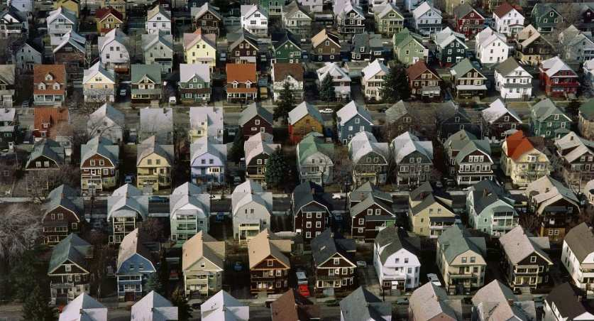 Obrázek 3: Nahuštěná zástavba samostatně stojících rodinných domů, Sommerville Massachusetts. Foto: Alex S. Mac Lean.