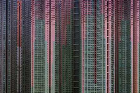 Obrázek 4: Věžové obytné domy v Hong Kongu. Extrémní hustota osídlení je dosahována pouze výškou budov. Počet podlaží se stává hlavním nástrojem ekonomie.