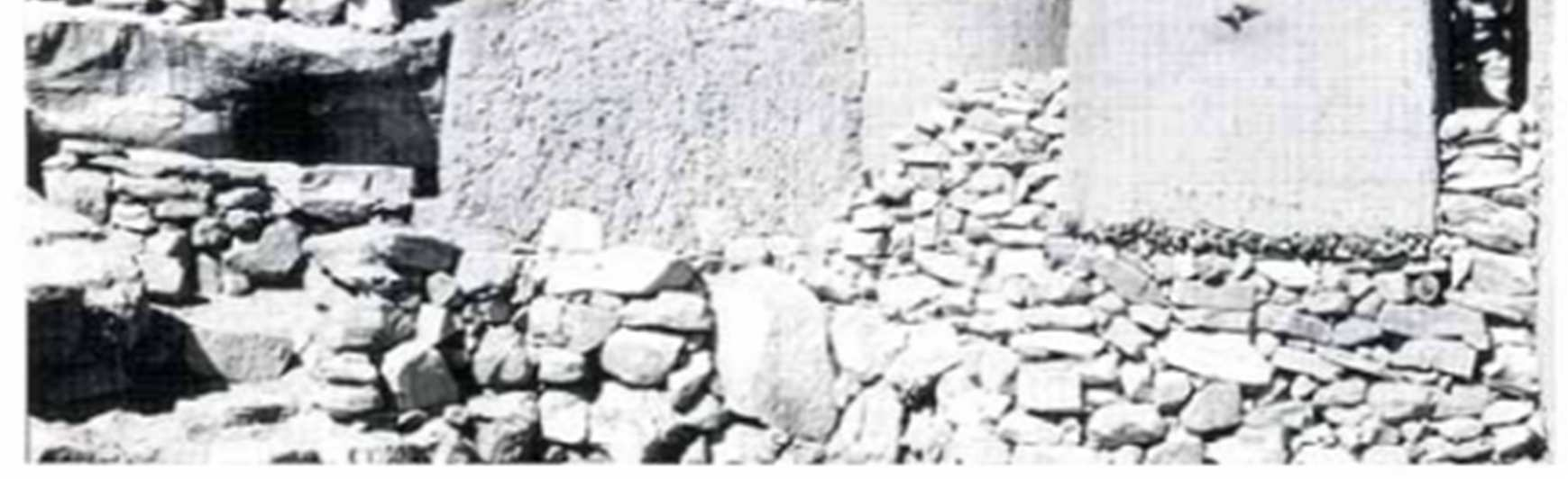 Obrázek 39: Nájemní činžovní římský dům (insula) - Na svahu Kapitolu. (1. stol. př. Kr.) 125 Obrázek 40: Vesnice Banani, provincie Dogon ve státě Mali v západní Africe.