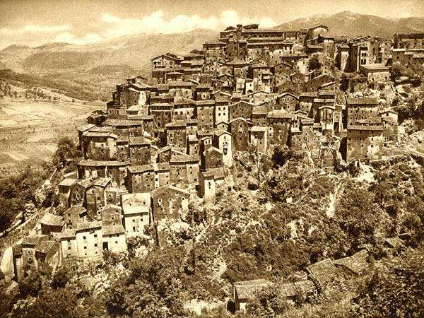 Obrázek 44: Anticoli Corrado je italské středověké město na úbočí strmého kopce ve výšce 512 m nad mořem v oblasti Lazio, která se nachází asi 40 km severovýchodně od Říma. (13. stol.