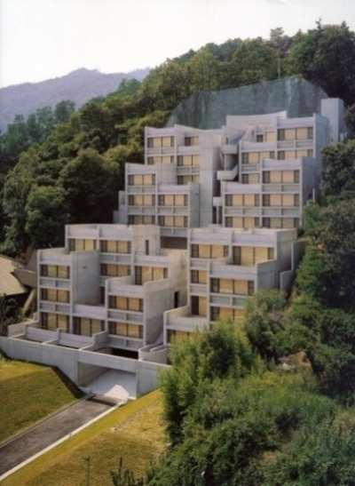 Sídliště Rokko housing 1 je tvořeno symetrickou půdorysnou skladbou bytových jednotek na modulové mřížce 5,8 x 4,8 m.