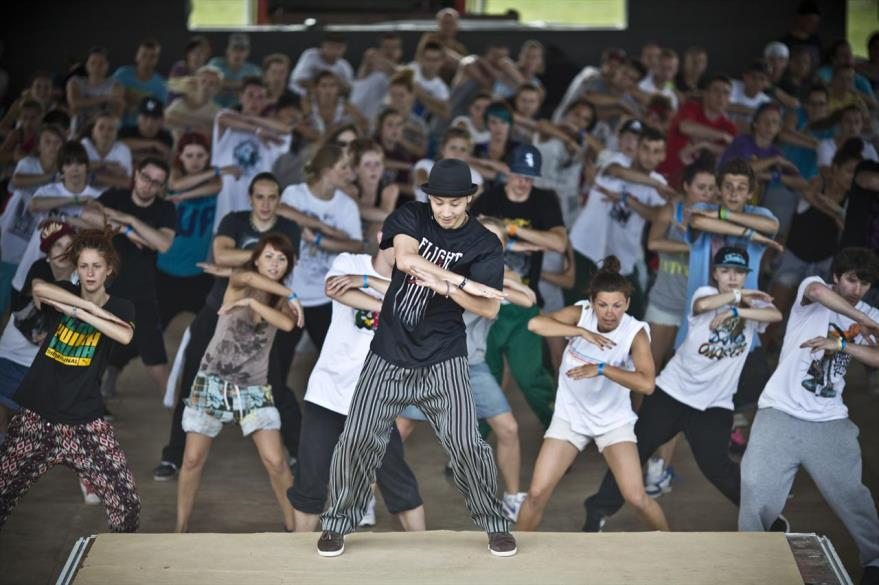 Obr. 2 SDK (Street Dance Kemp, 2013) Adam Šeda pořádal taneční soustředění Hip Hop Paradise, které nebylo tak velkou akcí jako je SDK. Spíše sloužilo jako několikatýdenní pobyt pro tanečníky Dynamicu.