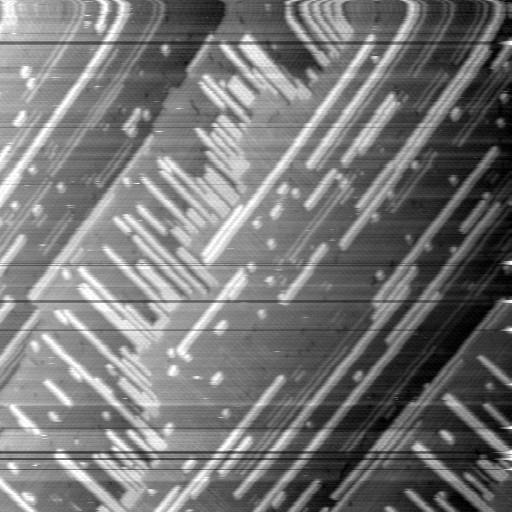 Obrázek 11: Povrch Si(100)-(2 1) s krystalickými schody a indiovými řetízky. Měřeno při napětí 2 V.