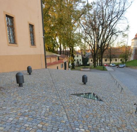 Obr.60: Ortofoto z vykopávek, sestavené ze snímků z obr. 59. Základy středověkých budov a sklepů v těsné blízkosti muzea. Ve spodní části je i zachované ohniště pec.