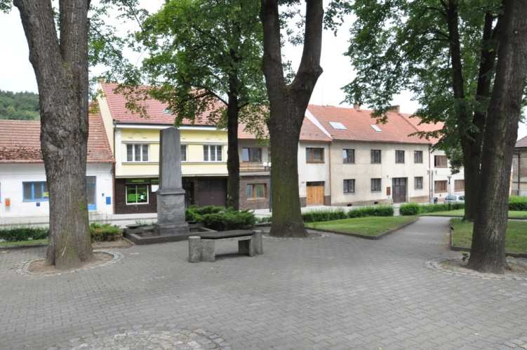 B.2.5 PARK NAD ŠKOLOU Specifický park až lesního charakteru neláká k pobytu. Bude citlivě probráno stromové patro tak, aby se uvolnil prostor namísto jehličnanů také listnatým dřevinám.