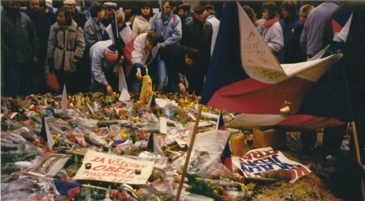 Revoluce v r. 1989 a 90. léta Tzv. sametová revoluce začala 17.11. 1989 demonstrací studentů.