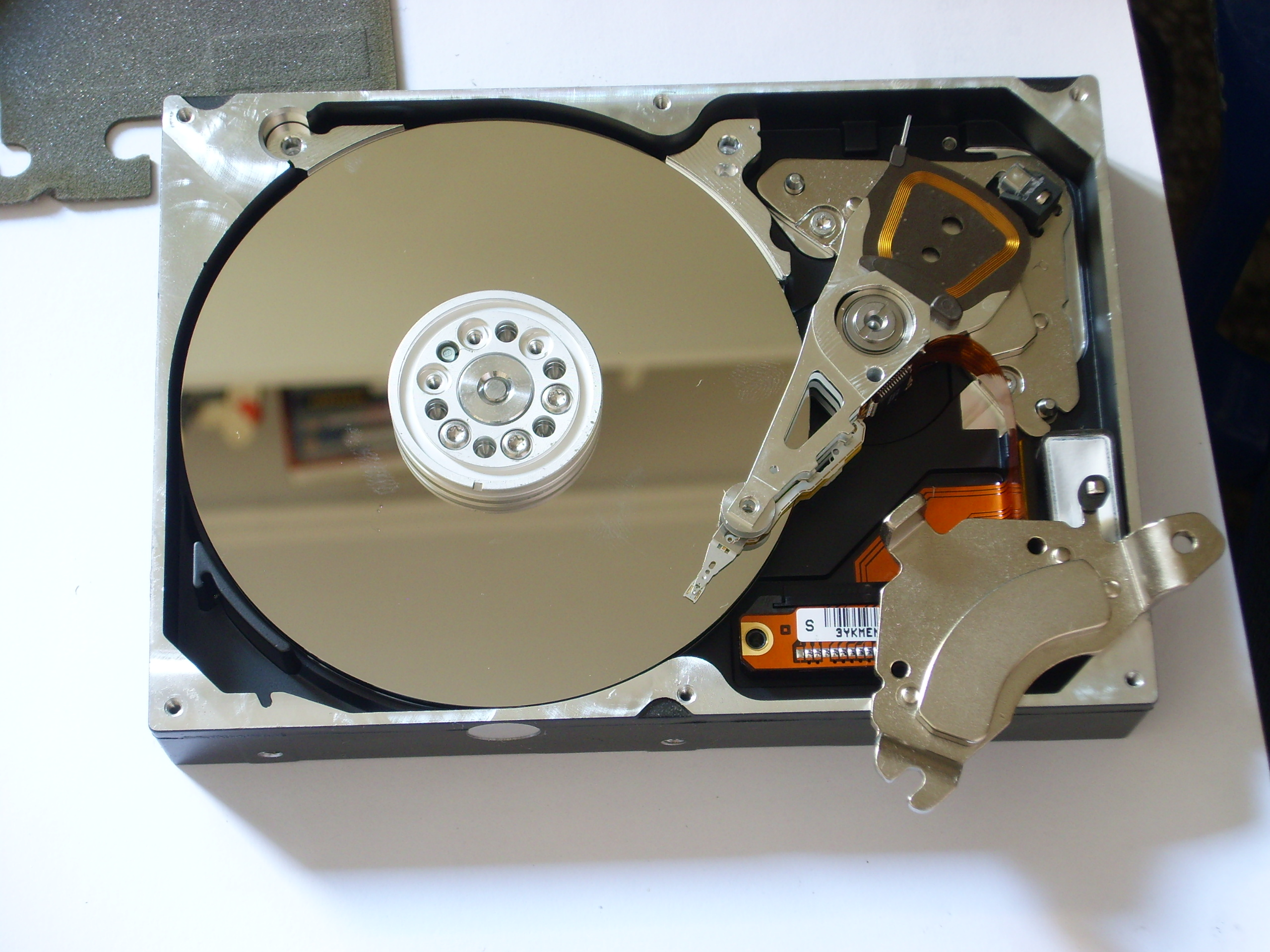 Pevný disk (hard disk drive, HDD) Jan Outrata (Univerzita Palackého v