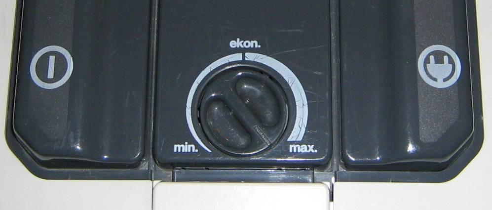 Zadní kolečka V přední části vysavače, pod prostorem pro prachový filtr je umístěno celoplastové šedé (černé dle barevného provedení) kolečko, které umožňuje rotaci do všech stran.