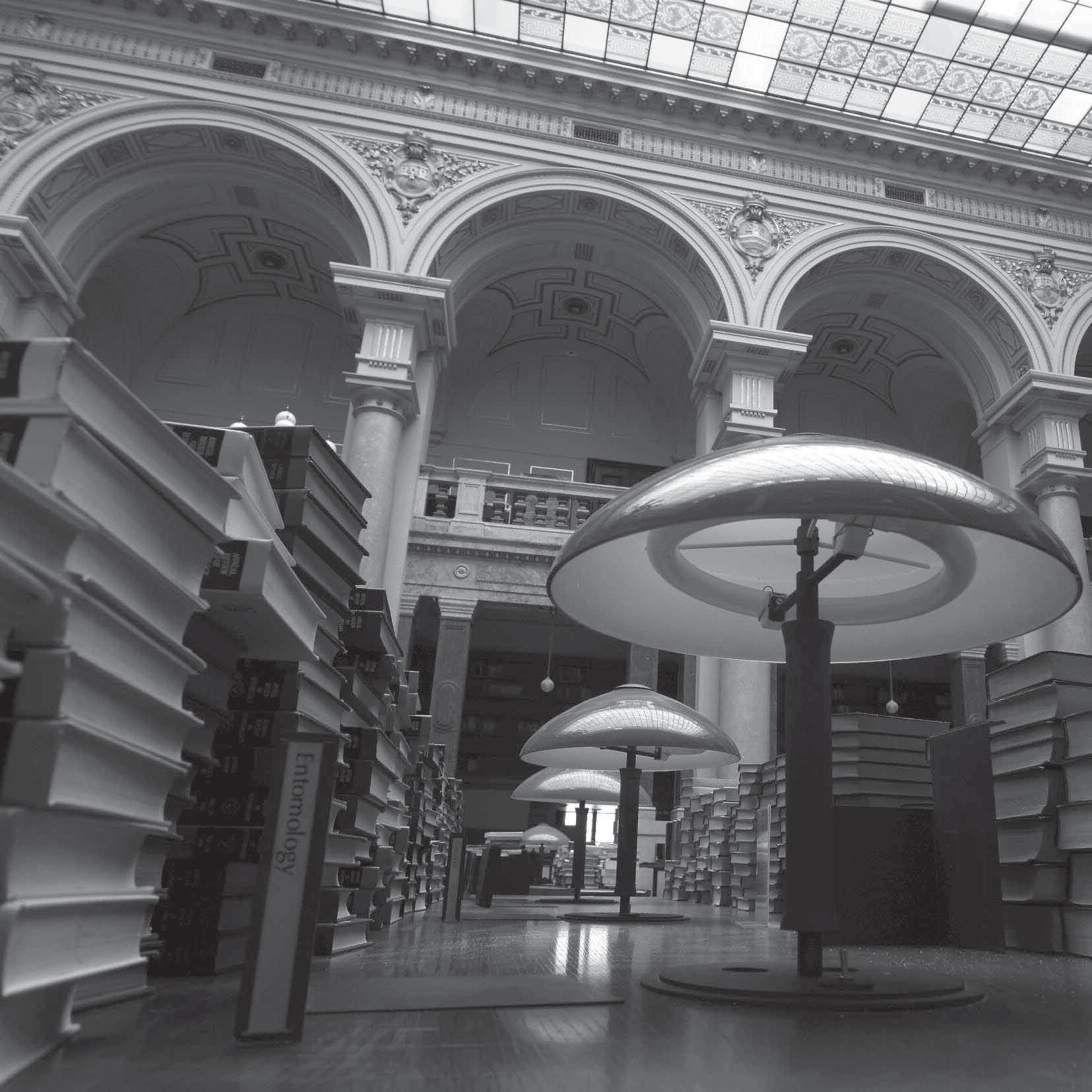 Protože je převážná část fondu knihovny umístěna v depozitáři mimo Prahu, nebyla ničivé síle výbuchu vůbec vystavena. I přesto ale bylo nutné od skla a prachu očistit téměř 22.500 knih a 15.