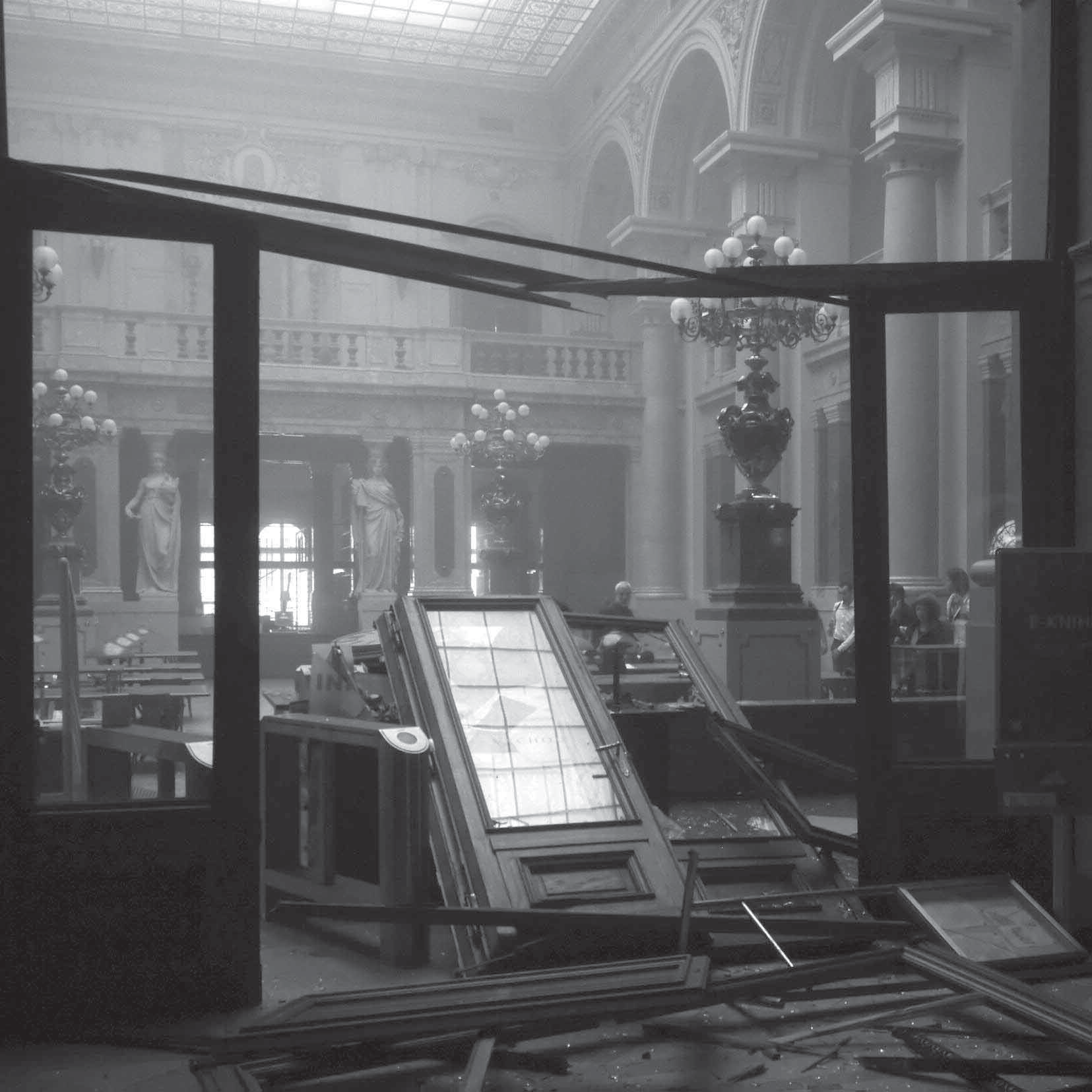 Studovna knihovny, jejíž okna směřují jak do Krocínovy, tak i do Divadelní ulice, byla jedním z nejvíce poškozených prostorů v budově.