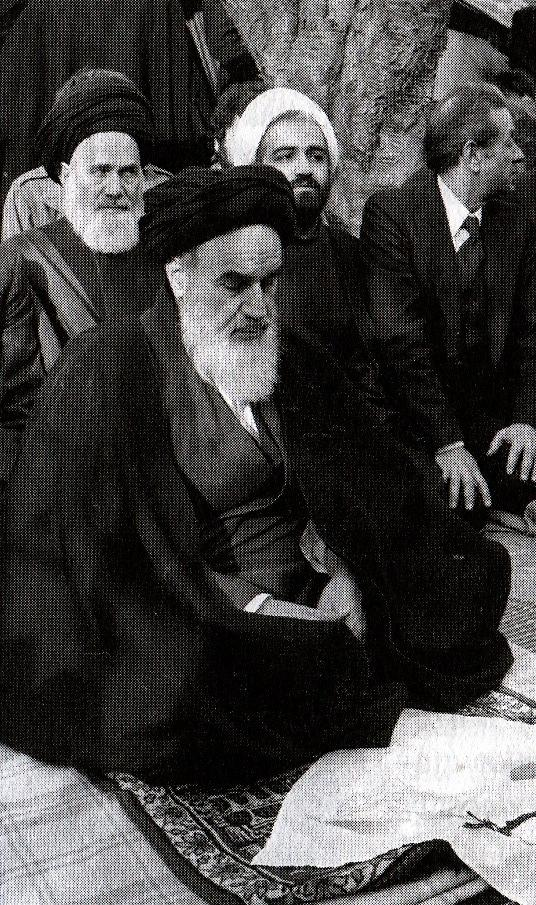 Ájatolláh Chomejní při své kaţdodenní modlitbě 92 Ájatolláh Chomejní jako revolucionář během irácko-íránské války (1980-1988).