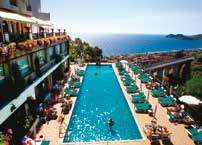 CAPO DEI GRECI**** *platba celého pobytu při objednávce od moře: 3 km od centra: 2 km Hotel Capo dei Greci je čtyřhvězdičkový komfortní, který je umístěn v těsné blízkosti hradu a přímořské vesničky
