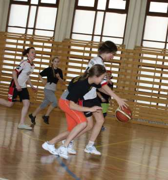 O FOUS NÁM UTEKLO PLAY OFF Ve středu 23. 3. 2011 se naše děvčata z 6. a 7. tříd zúčastnila turnaje v basketbale v rámci turnajů Poprasku Prahy 4.