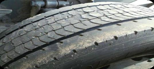 Poškození pneumatik Pneumatiky s poškozením, které ovlivňuje funkčnost a bezpečnost silničního provozu např. boule, výřezy, trhliny, vytržené bloky pryžového dezénu.