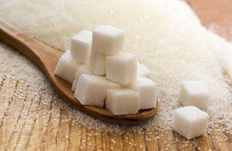 Cukry Z cukrů rozlišujeme jednoduché cukry jako glukóza a fruktóza (pozor na sladké ovoce - zvyšuje rychle a výrazně krevní cukr), sacharóza - pro diabetiky nevhodná.