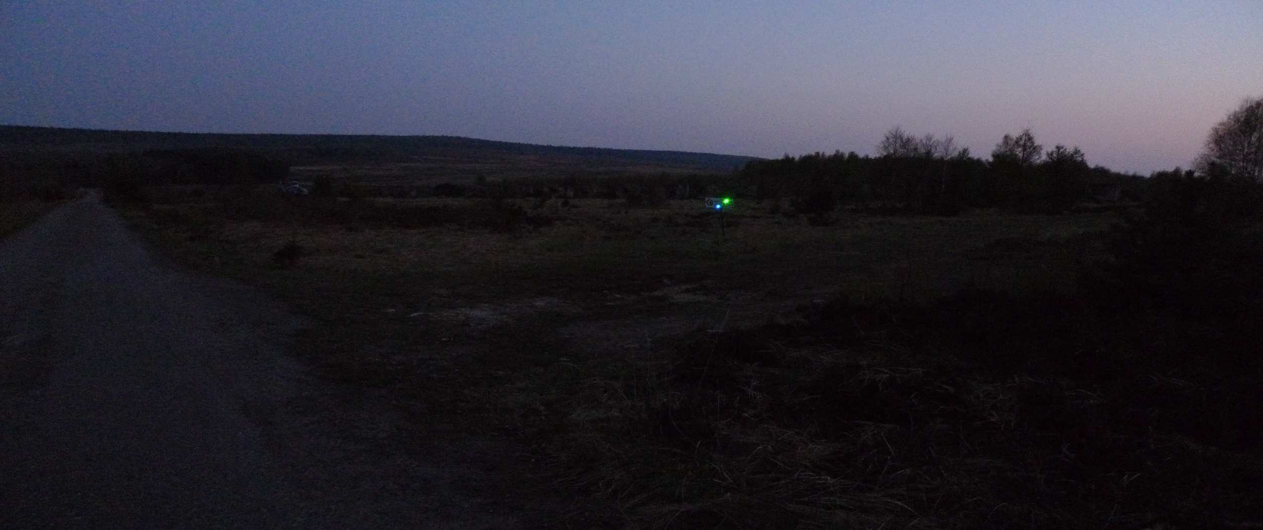 Obr.22 Pohled do svazku laserového paprsku na vzdálenost cca 500m přes přední sklo osobního automobilu za denního světla Noční část pokusu Noční část pokus probíhala od 20:00 do 23:00 hodin.