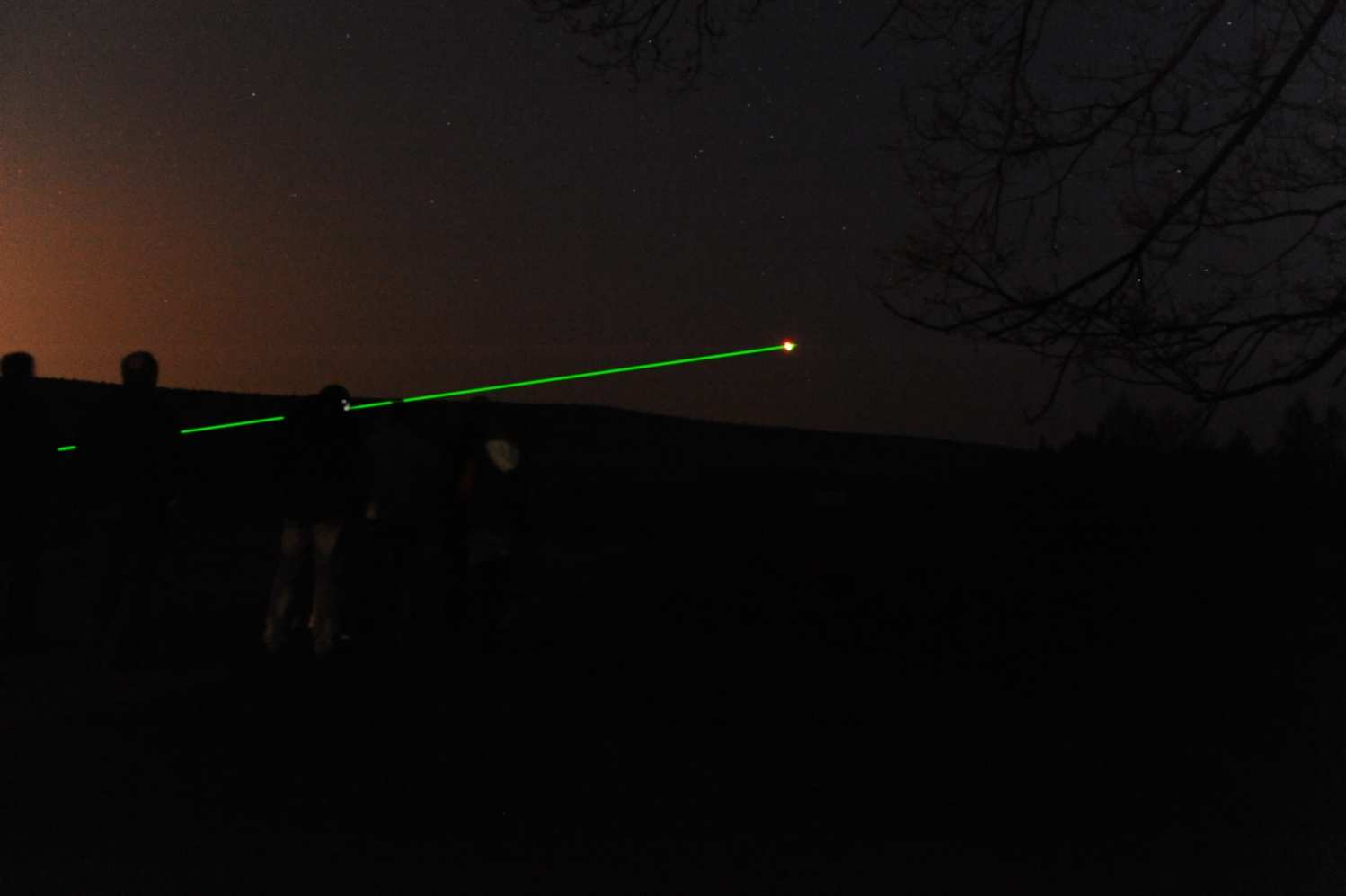 Obr.25 Znázornění trajektorie laserového paprsku ručního laseru o výkonu 150mW, zaměřeného na vrtulník EC 135 Policie ČR.