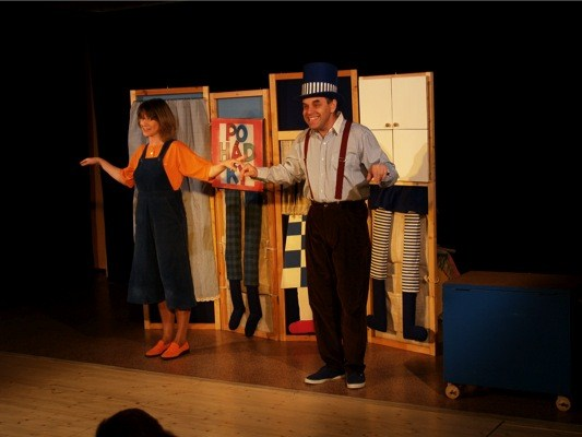 HOSTÉ představení pro děti Divadlo v Dlouhé navázalo dlouhodobou spolupráci s divadelními soubory, hrajícími komorní pohádky pro nejmenší děti.