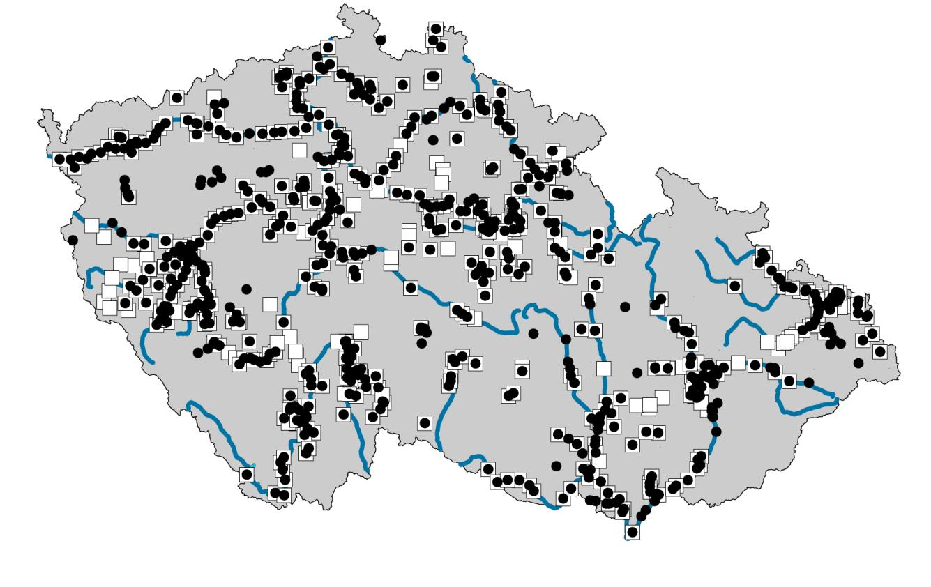 Obr. 1. Distribuce sledovaných lokalit na území České republiky. Bílé čtverce představují lokality sledované v lednu 2008, černé krouţky představují lokality sledované v lednu 2009. Figure 1.