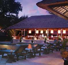 Daleké cesty 105 Aston Bali Beach Resort & Spa ***** Bali (Tanjung Benoa) 7 nocí Snídaně dosp.os. od 34.900 Kč/1.425 Eur, dítě od 24.900 Kč/1.016 Eur poloha: na východním výběžku Nusa Dua na poloostově Tanjung Benoa.