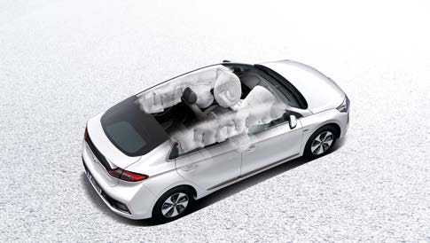 Sedem airbagov Posádku chráni celkovo sedem airbagov vrátane kolenného airbag vodiča.