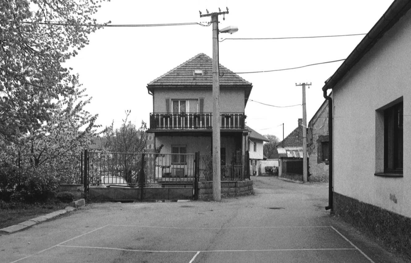 Ulice K Rybníku 49 V roce 1938 žil v nově postaveném domě Barbořin syn, zedník Pavel Donát s manželkou Annou.