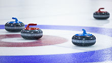 Curling Curling (česky nepřesně lední metaná) je týmový sport, ve kterém se hráči snaží dopravit po ledu své kameny co nejpřesněji do vyznačeného prostoru Curling se v současnosti hraje v krytých