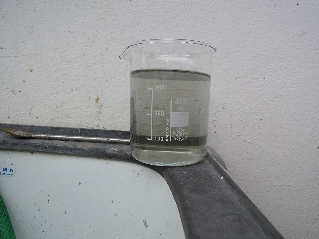 filtrování KATADYNem - voda pění a má tmavou barvu kvůli vyplavování aktivního