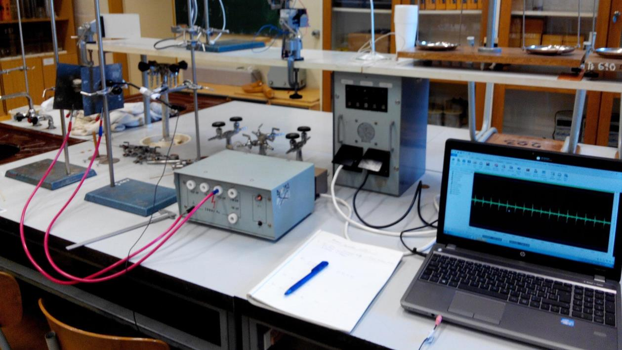 7.4 Experimenty z elektromagnetismu Mezi neúspěšné pokusy z elektrostatiky určitě patří elektrostatické kyvadlo, viz obrázek 7.4.1.