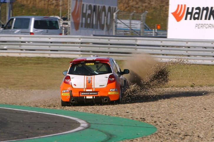 Clio Cup Bohemia 2014 www.cliocup.cz Náhradní díly Pokaždé přímo na okruhu Váš kontakt pro náhradní díly a technickou podporu.