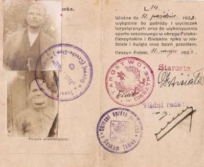 - 13 - ké spoleĉnosti. Taková legitimace pro manņely z Orlové je na této straně vlevo. Legitimace platila do 31.11.1923. Legitimace měla podpis starosty a Vládního rady.