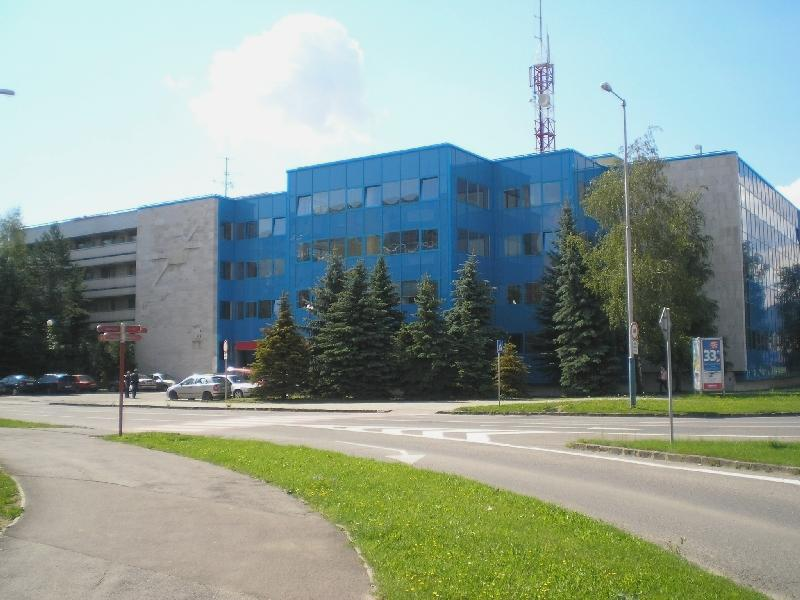 Poprad L. Svobodu 1 5 Budova zosilňovacej stanice leží na okraji mesta Poprad na sídlisku JUH, v lukratívnom prostredí, v obchodnoobytnej zóne.