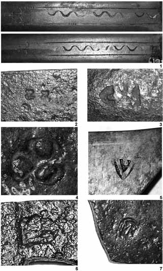Středověké a raně novověké chladné zbraně ze sbírek Městského muzea v Moravském Krumlově Tab. XVI. Zbrojířské a kovářské značky. 1 kord (inv. č. 7619); 2 tesák (inv. č. 6707); 3 meč (inv. č. 3243); 4 sekera (inv.